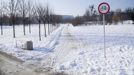 Kein-Radfahrschild-Im-Park-Während-Der-Winterneigungsaufnahme