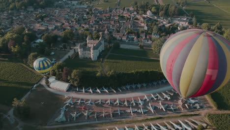 4k-Antenne-Zwei-Heißluftballons-In-Der-Luft-Mit-Französischem-Schloss-Im-Hintergrund