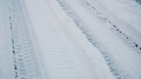 Mehrere-Reifenspuren-Im-Schnee