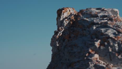 Una-Vista-De-Cerca-De-Las-Formaciones-Rocosas-De-Piedra-Dolomita-De-La-Playa-De-Trollholmsund-En-Noruega-1
