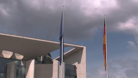 Banderas-Frente-A-La-Cancillería-Federal,-Berlín,-Alemania