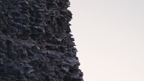Una-Vista-Cercana-De-Las-Formaciones-Rocosas-De-Piedra-Caliza-De-Trollholmsund-En-Noruega-1