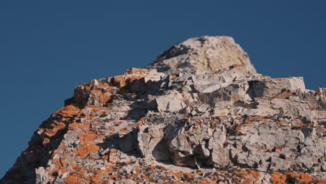 Una-Vista-Cercana-De-Las-Formaciones-Rocosas-De-Piedra-Caliza-De-Trollholmsund-En-Noruega
