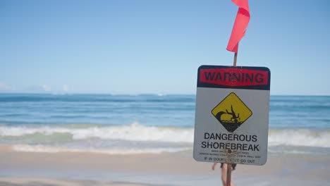 Warnzeichen-Für-Gefährlichen-Shorebreak,-Um-Die-Touristen-Zu-Warnen