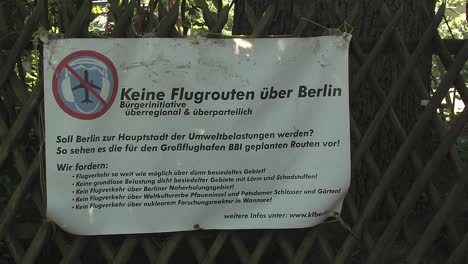 Signo-De-Protesta-Contra-Nuevas-Rutas-De-Vuelo-Sobre-Berlín,-No-Hay-Rutas-De-Vuelo-Sobre-Berlín,-Alemania
