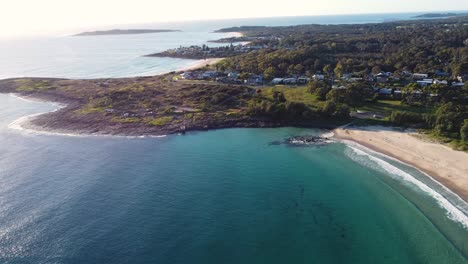 Drone-Vista-Aérea-De-Bawley-Point-Paisaje-Playa-Con-Suburbio-Y-Casas-Costa-Sur-Ulladulla-Sydney-Nsw-Australia-4k
