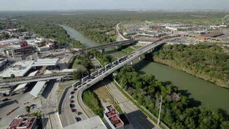 Antena---Puente-Internacional-Sobre-El-Río-Grande,-Frontera-Entre-Estados-Unidos-Y-México,-Círculo-Pan