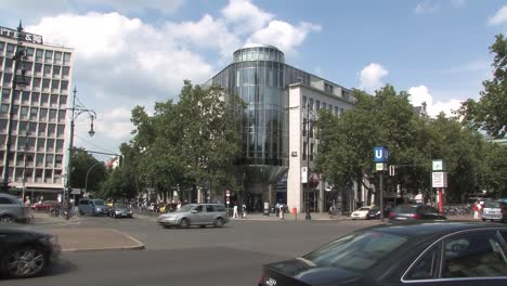 Buildings-and-crossing-with-traffic-at-famous-Kurfürstendamm-in-Berlin,-Germany