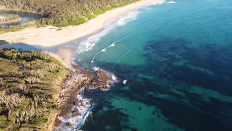 Vista-Aérea-De-Drones-De-Bawley-Point-Playa-De-Arena-Y-Arrecife-En-La-Naturaleza-Agua-Clara-Ulladulla-Costa-Sur-Nsw-Australia-4k