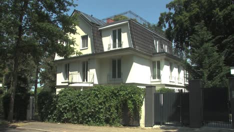 Mittlere-Aufnahme-Der-Villa-In-Der-Nähe-Von-Wannsee-In-Berlin,-Deutschland-4