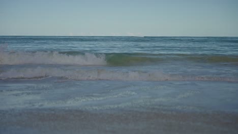 Wellen,-Die-In-Die-Ufer-Des-Strandes-Kommen