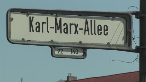 Tráfico-O-Letrero-De-Calle-Karl-marx-allee-En-Berlín,-Alemania