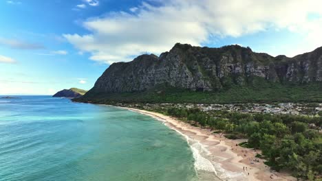 A-shot-of-Hawaii's-Mountain-with-the-Pacific-Ocean