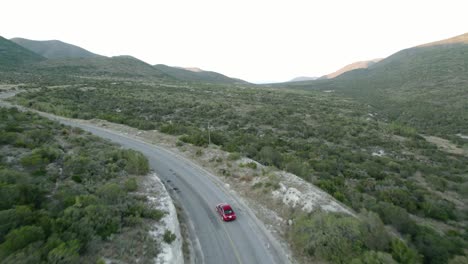 Antena:-Un-Automóvil-Que-Conduce-Por-Las-Sinuosas-Carreteras-De-Tamaulipas,-México,-Rastreando