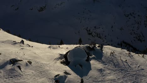 Esquiador-Escalando-La-Montaña-Con-Una-Caída-Increíble-En-El-Fondo