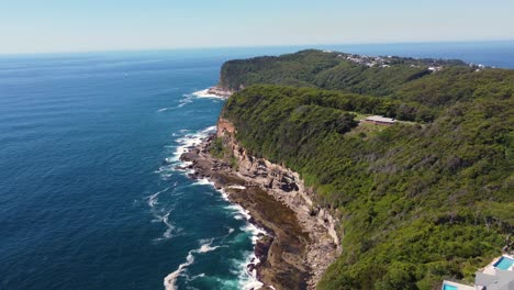 Luftdrohne-Landschaftsaufnahme-Natur-Landschaft-Küste-Landzunge-Pazifischer-Ozean-Felsen-Und-Riff-Winnie-Bay-Copacabana-NSW-Zentralküste-Australien-4k