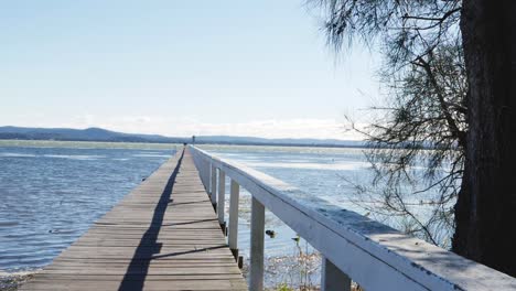 Zeitlupenschwenk-über-Die-Strandpromenade-Mit-Langem-Anlegesteg,-Handlauf,-Tuggerah-Seen,-Zentrale-Küste,-Tourismus-Symbol,-NSW,-Australien,-HD