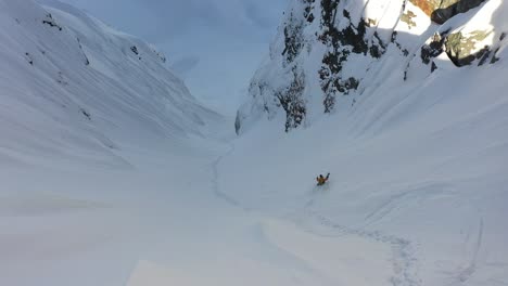 Beeindruckende-Aufnahmen-Von-Skifahrern,-Die-In-Der-Kanadischen-Wildnis-Den-Berg-Hinabstürzen