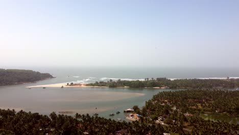 Drohne-Fliegt-über-Klippenhügel,-Um-Panoramablick-Auf-Das-Arabische-Meer-In-Goa,-Indien-Zu-Zeigen