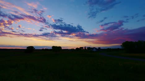 Sonnenuntergangs-Zeitraffer,-Der-Die-Verschiedenen-Farbverschiebungen-Des-Himmels-Demonstriert
