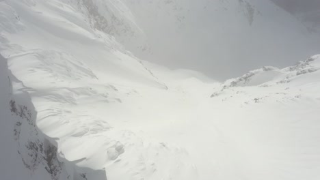 Beeindruckende-Steile-Schneebedeckte-Hänge-In-Den-Kanadischen-Bergen-Nach-Einem-Schneesturm