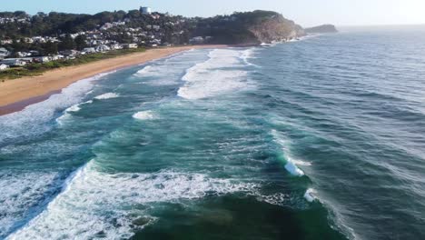 Luftdrohne-Landschaftsansicht-Von-Wellen-Ozean-Strand-Sommer-In-Avoca-Cliffside-Central-Coast-Tourism-NSW-Australien-4k