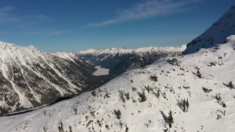 Skifahrer,-Der-Den-Hügel-In-Den-Bergen-Von-British-Columbia,-Kanada,-Erklimmt