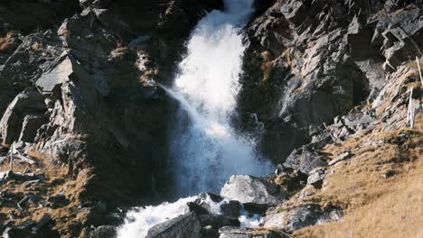 Eine-Nahaufnahme-Des-Wasserfalls