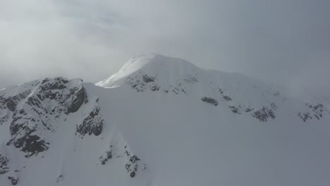 Dramatische-Aussicht-Auf-Die-Bergspitze-In-Den-Kanadischen-Bergen-Im-Winter