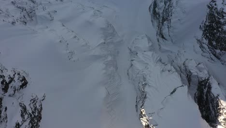 Impresionante-Vista-Aérea-De-Una-Montaña-Nevada-En-Squamish,-Canadá