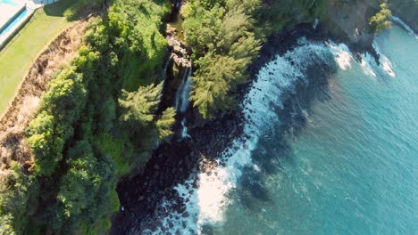 Fpv-Drone-Toma-De-Seguimiento-De-Un-Turista-Golfista-Jugando-Golf-En-La-Isla-Grande-En-Hawaii-Rodeado-De-Exuberante-Follaje-Verde-Y-Vegetación-Y-Que-Conduce-Al-Océano-Pacífico-4k-Uhd