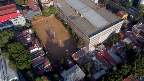Luftaufnahme-Eines-Tennissportvereins-Zwischen-Einigen-Häusern-Und-Einem-Parkplatz-Am-Morgen,-Mexiko-Stadt