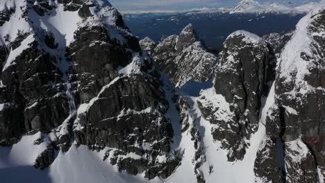 Schöne-Aussicht-Auf-Schneebedeckte-Klippen-Im-Sky-Pilot-Mountain