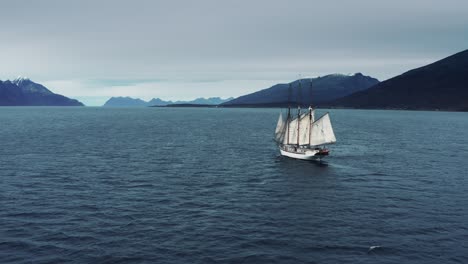 Eine-Luftaufnahme-Des-Alten-Segelboots,-Das-Den-Fjord-überquert