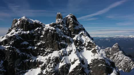 Schöne-Aussicht-Auf-Den-Sky-Pilot-Mountain-In-Squamish,-Bc,-Kanada