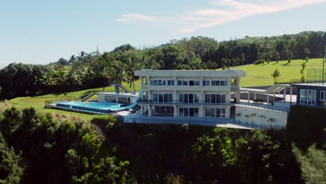 A-Grand-villa-on-the-edge-of-a-cliff-on-the-Big-Islands-in-Hawaii,-USA