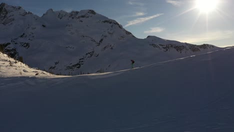 Esquiador-Cabalgando-Por-La-Cresta-Con-Un-Lindo-Husky