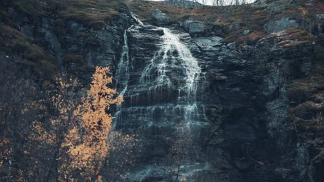 Ein-Wasserfall-Im-Herbstwald