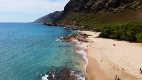 Luftbild-Kailua-Beach-Park-Bay-Meerblick-Mit-Menschen-Und-Ruhigem-Blauem-Wasser-4k-Uhd