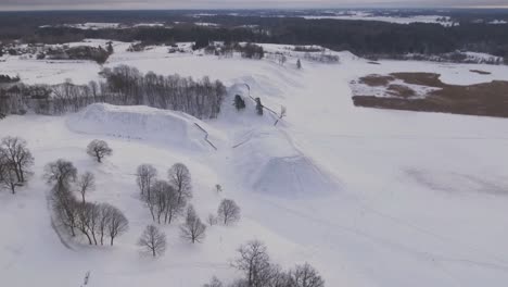 Schneebedeckte-Kernave-Hill-Forts-Im-Winter.-Luftüberfliegen-überschossen