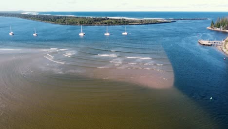 Luftdrohne-Malerische-Landschaftsaufnahme-Von-Hastings-River-Channel-Sand-Bank-Einlass-Mit-Yachten-Pazifischer-Ozean-Mitte-Der-Nordküste-NSW-Australien-4k