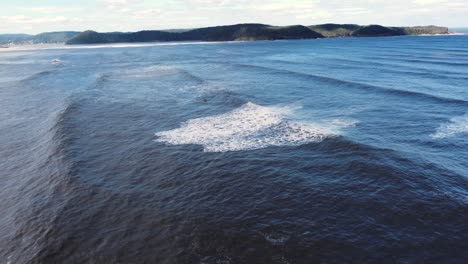 Drohne-Luftaufnahme-Von-Jet-Ski-Warten-In-Wellen-Schwellen-Ozean-Vor-Perle-Strand-Umina-Punkt-Hawkesbury-Fluss-Nsw-Australien-Zentrale-Küste-Natur-Tourismus-4k