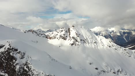 Perfekte-Luftaufnahme-Der-Berge-Von-British-Columbia-Im-Winter