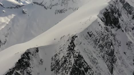 Dramatische-Luftaufnahme-Des-Schneebedeckten-Berggrats-Mt-Currie-Im-Winter