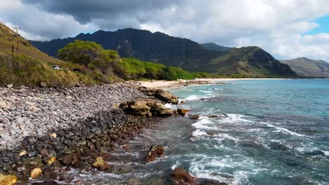 Die-Wunderschöne-Küste-Des-Kailua-Beach-Park-Mit-Klarem-Wasser-In-Oahu-Hawaii-USA