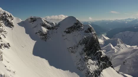 Toma-Cinematográfica-De-Un-Esquiador-Bajando-La-Montaña-En-Columbia-Británica,-Canadá