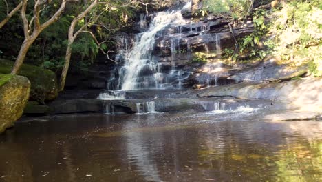 Luftdrohne-Malerische-Landschaft-Schwenkaufnahme-Von-Somersby-Falls-Wasserfall-Brisbane-Water-National-Park-Naturattraktion-Central-Coast-Tourism-NSW-Australien-4k