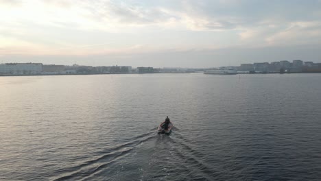 Zwei-Fischer-Sitzen-In-Ihrem-Boot-Auf-Dem-Weg-Nach-Karlskrona,-Schweden-An-Einem-Schönen-Bewölkten-Tag-Kurz-Vor-Sonnenuntergang-1