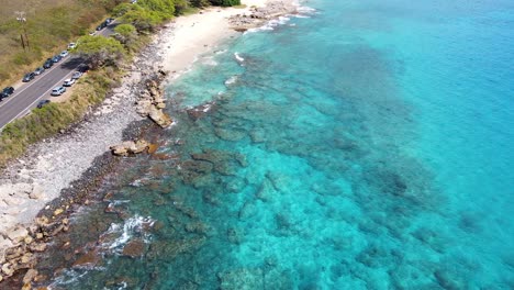 Wunderschöne-Drohnenaufnahme-Der-Küste-Des-Kailua-Beach-Park-In-Oahu-Hawaii-USA-Mit-Türkisfarbenem-Wasser
