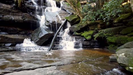 Szenische-Drohnenaufnahme-Aus-Der-Luft-Von-Piles-Creek-River-Wasserfall-Somersby-Wasserfälle-Zentrale-Küste-Tourismusattraktion-Reptilienpark-NSW-Australien-4k